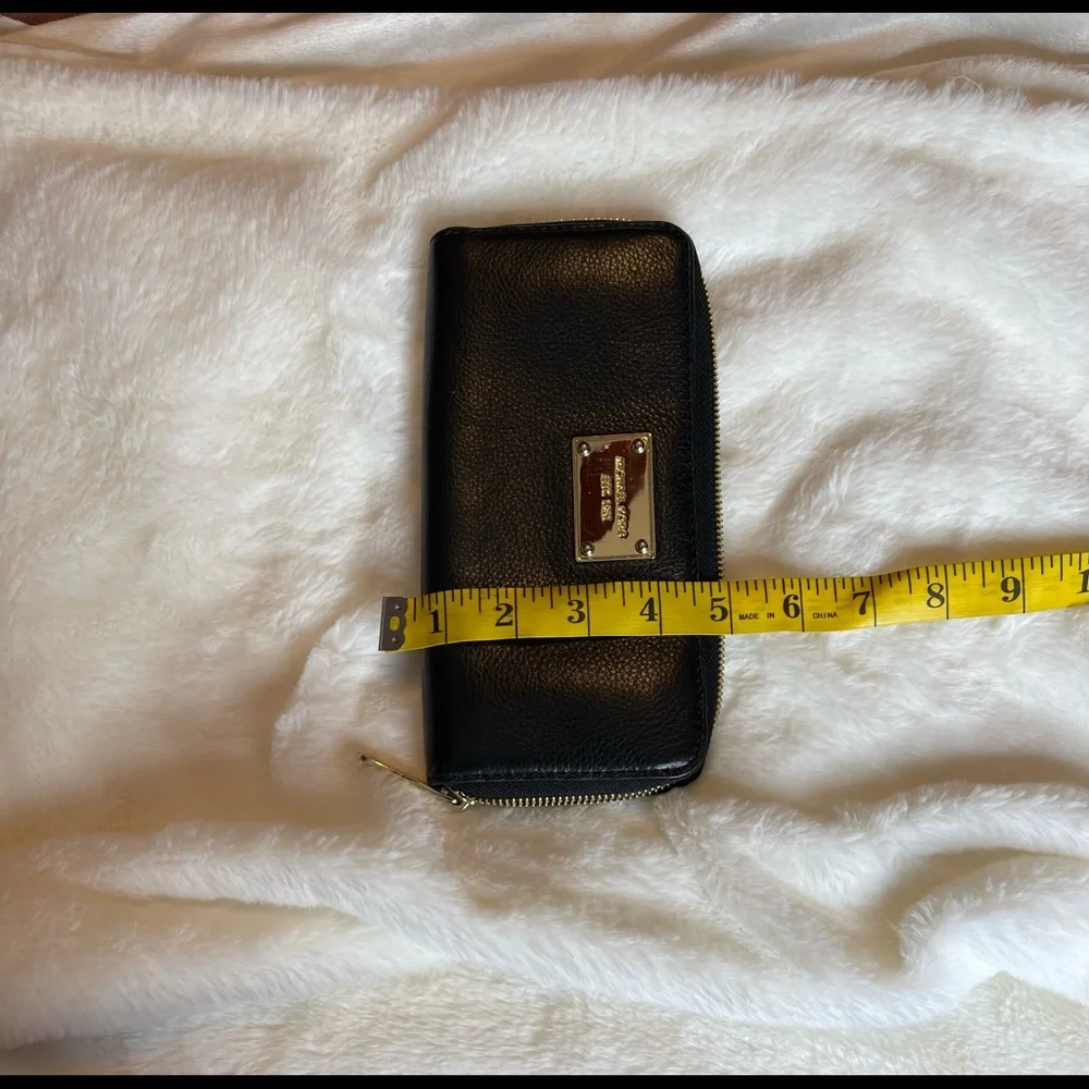 ❌❌❌❌Sold❌❌❌Authentic Michael Kors Wallet - Picture 5 of 8